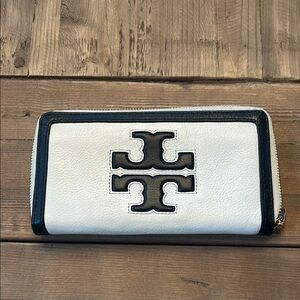 Tory Burch White and Navy Wallet